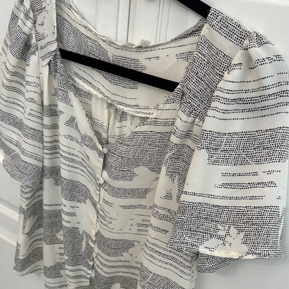 Lush Black and Beige Flutter Sleeve Blouse with Tie Front size M. - Picture 3 of 6